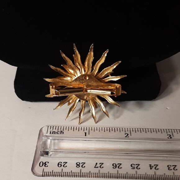 1950's Vintage Goldtone Sunburst Brooch with Pearl Accent & a Hinged Clip - Picture 6 of 14